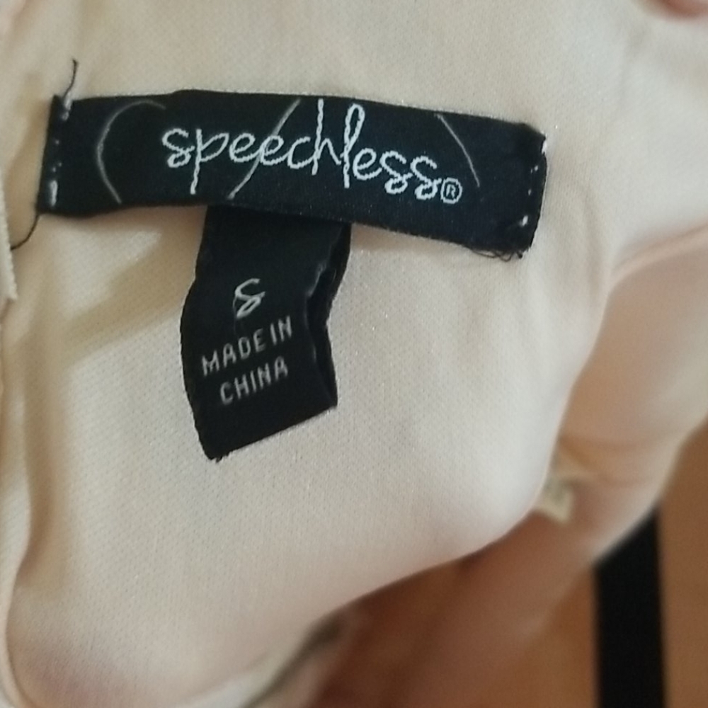 Speechless Lace Dress - Picture 3 of 6